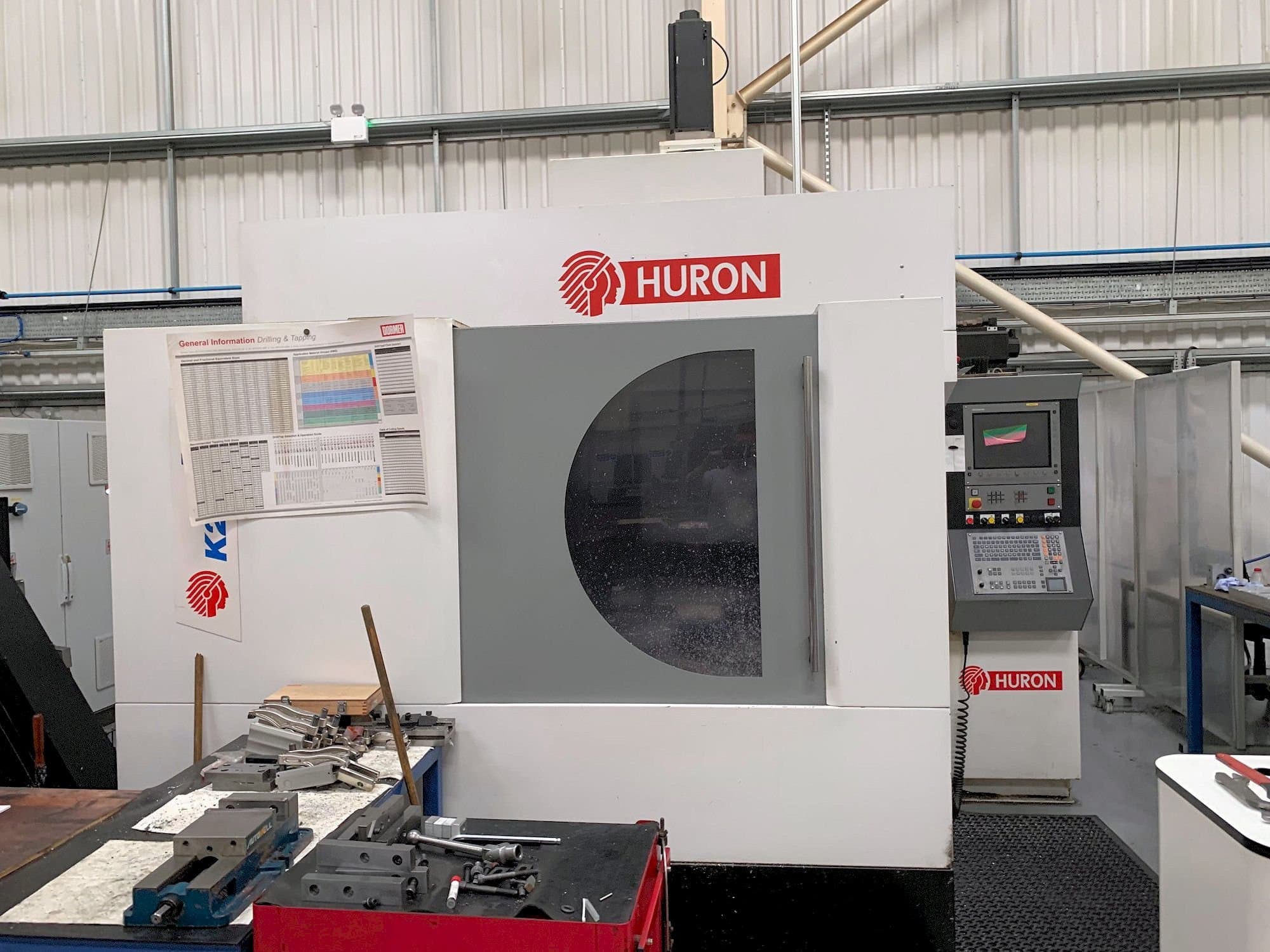 Frontansicht der Hurco K2X 10  Maschine