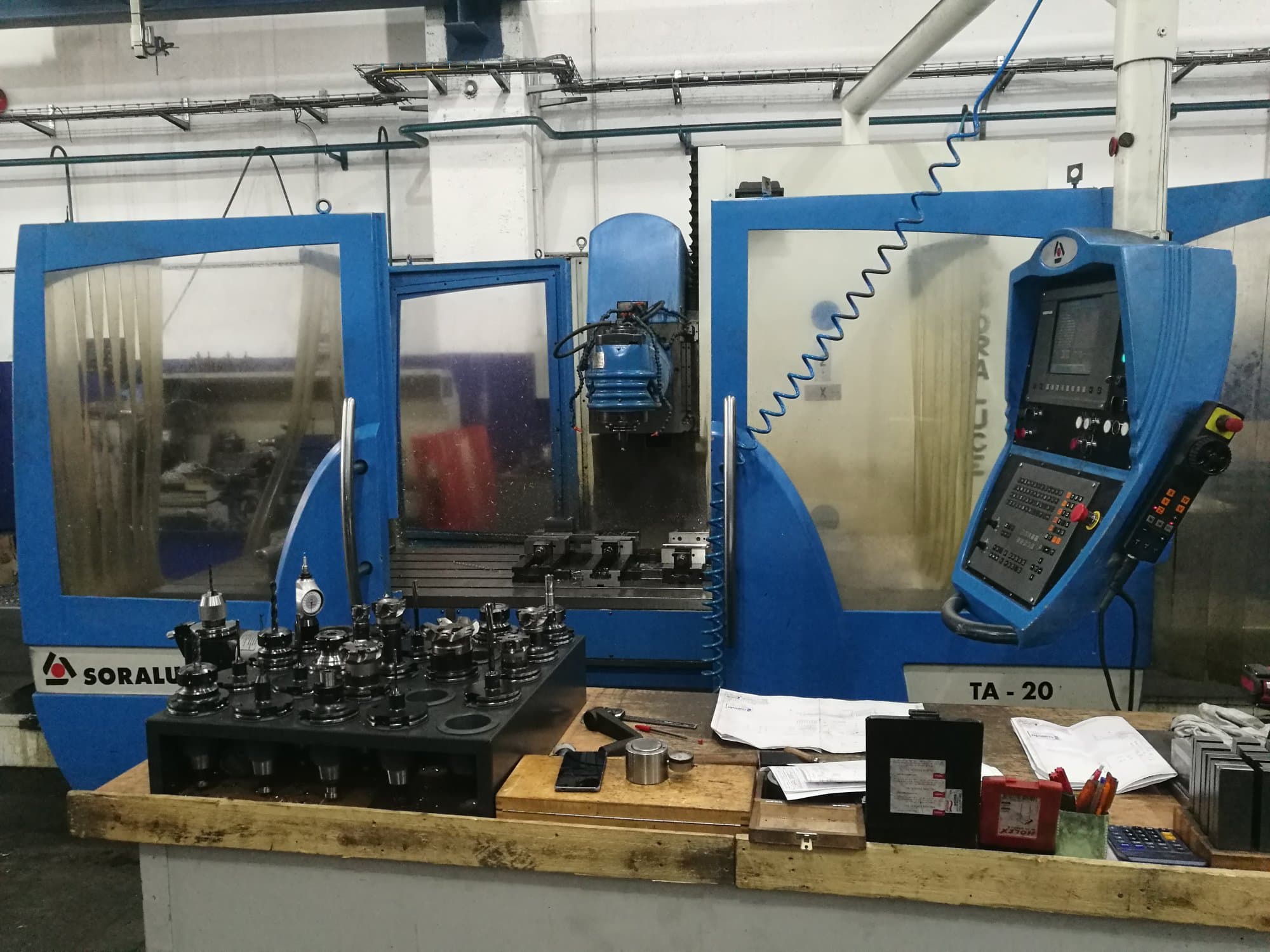 Frontansicht der Soraluce TA-20 Maschine