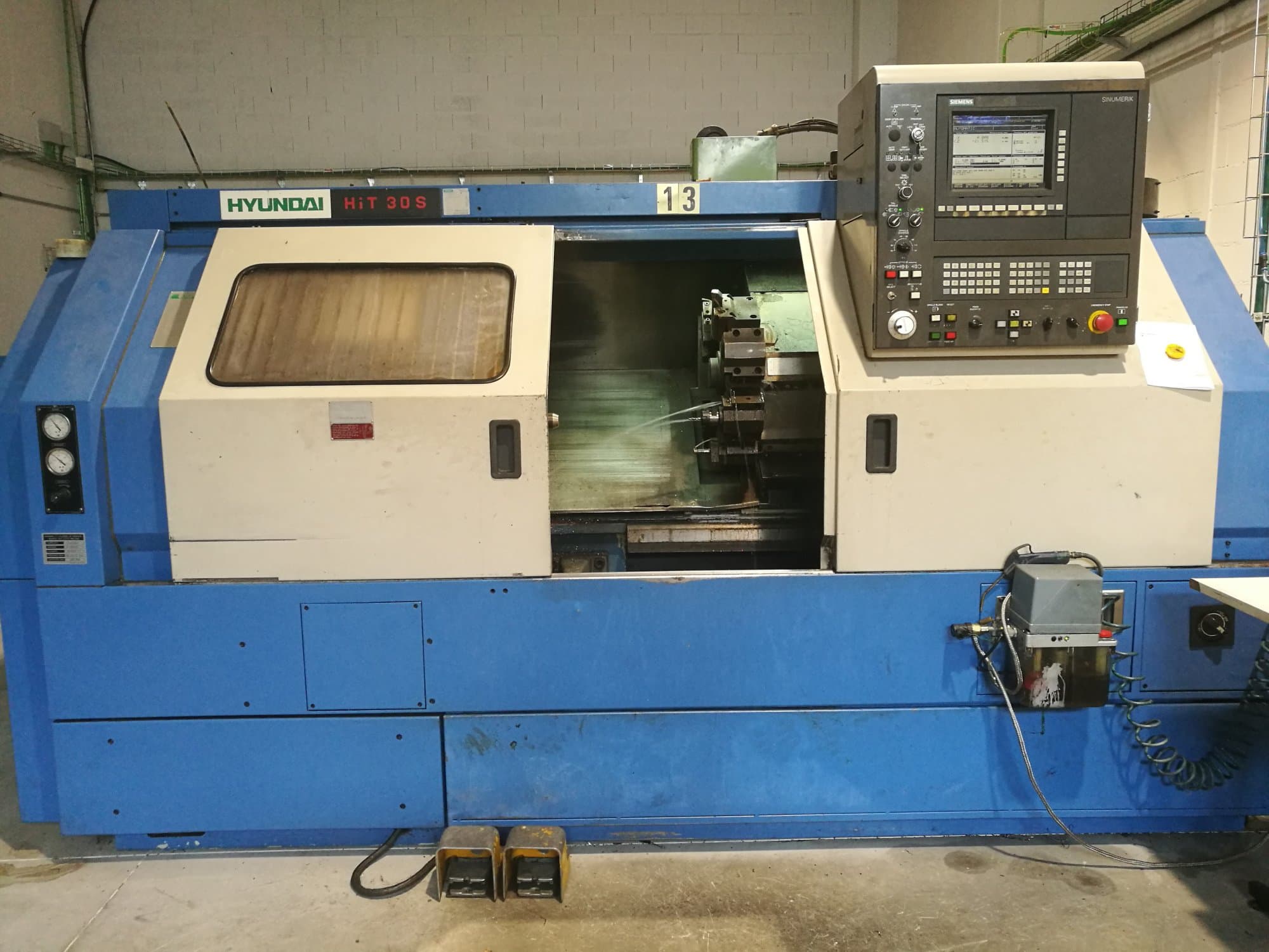 Frontansicht der Hyundai Kia HiT-30S Maschine