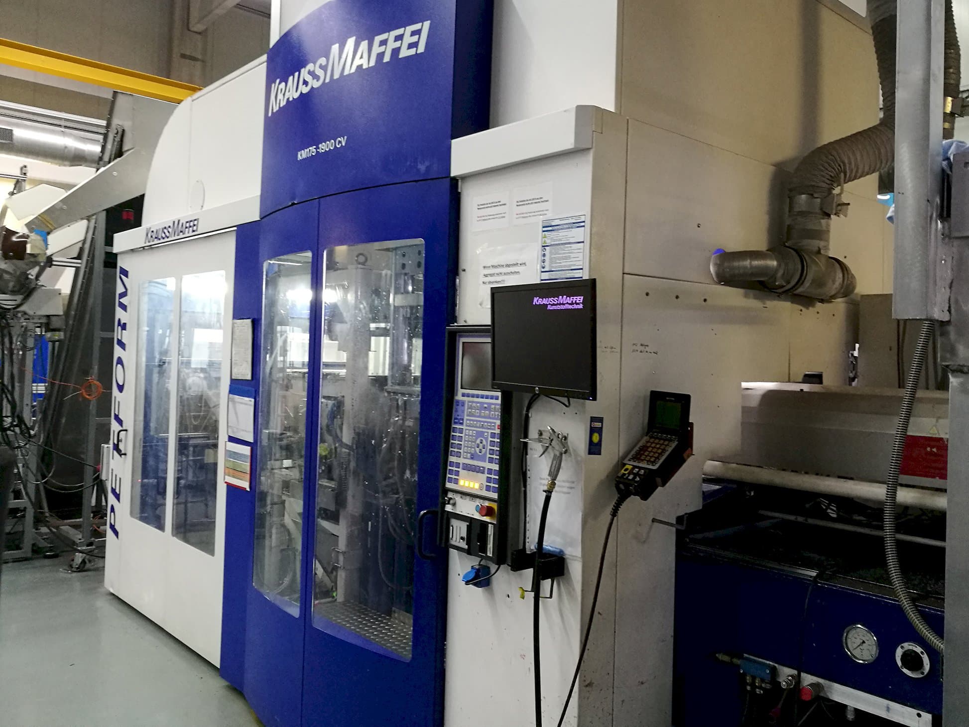 Rechte Ansicht der Krauss Maffei 175-1900 CV Maschine
