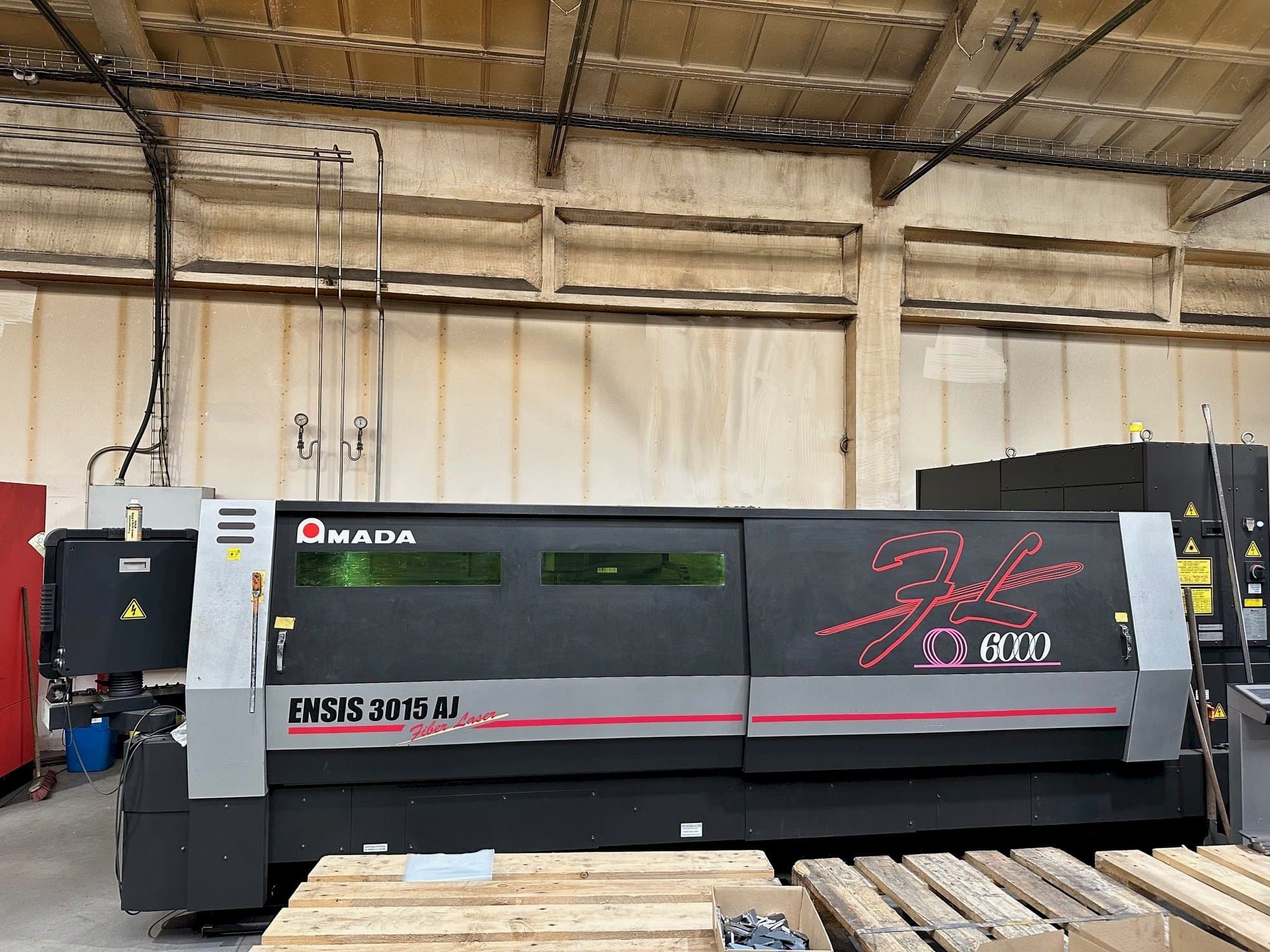 Frontansicht der AMADA ENSIS-3015 AJ  Maschine