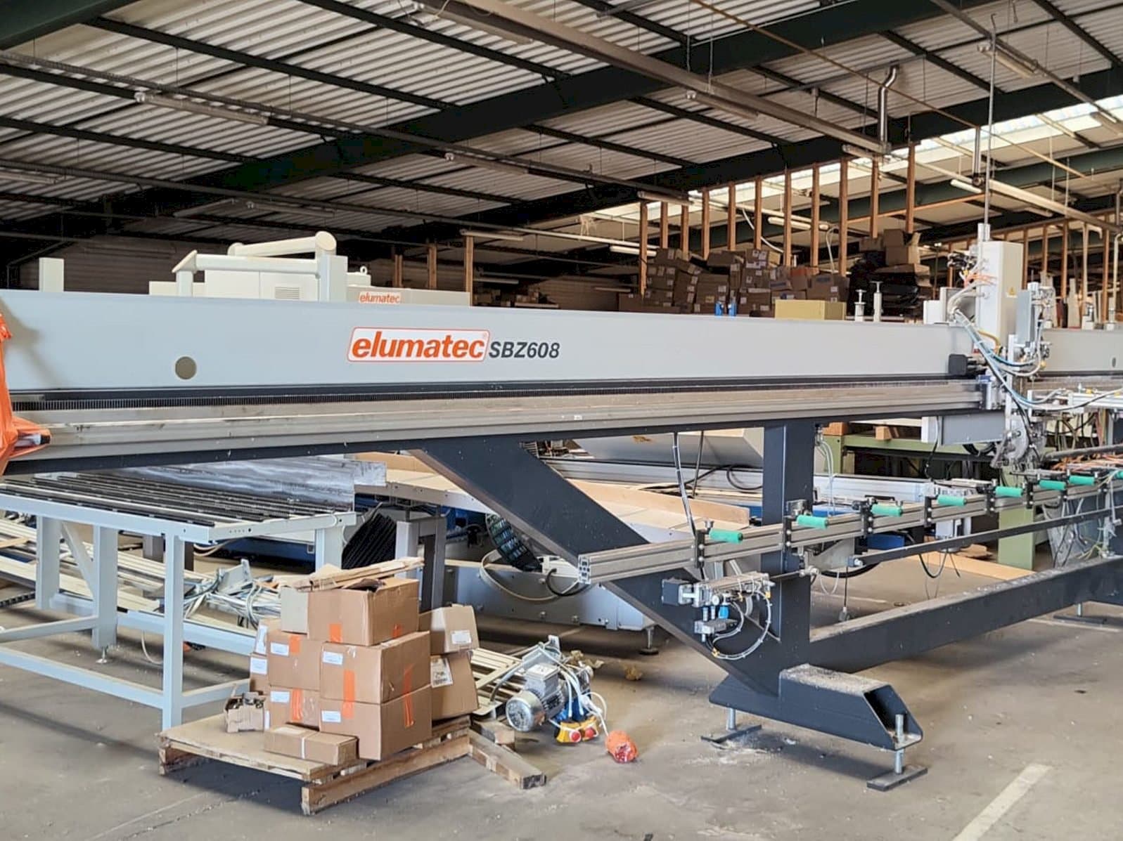 Frontansicht der Elumatec SBZ 608  Maschine