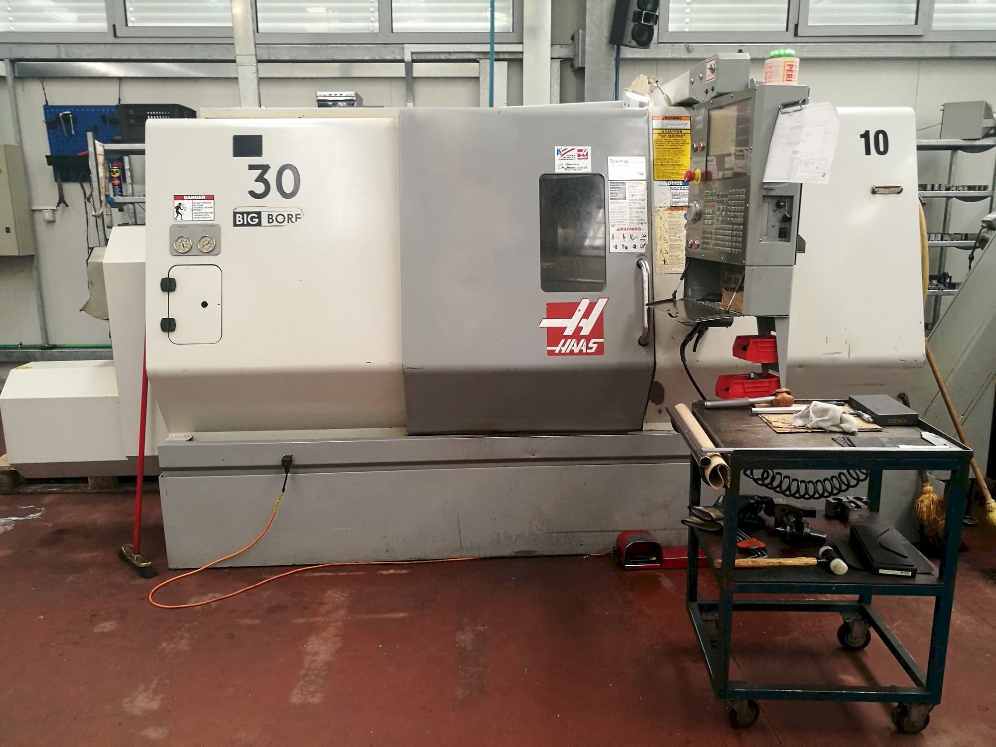 Frontansicht der HAAS SL-30THBE Maschine