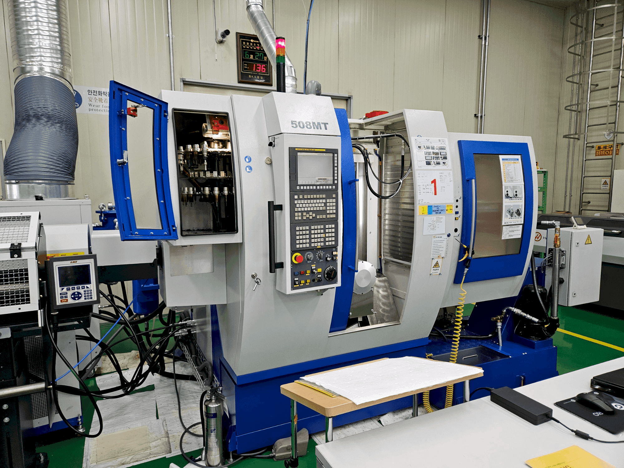 Frontansicht der WILLEMIN-MACODEL 508MT  Maschine