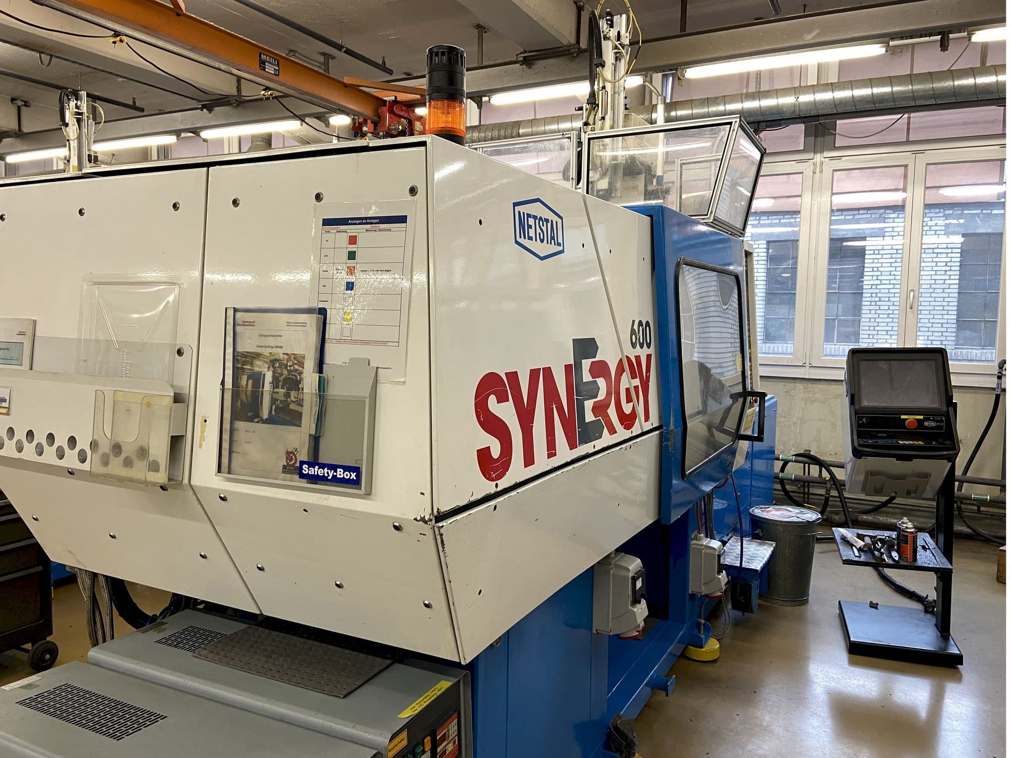 Frontansicht der Netstal Synergy 600-60  Maschine