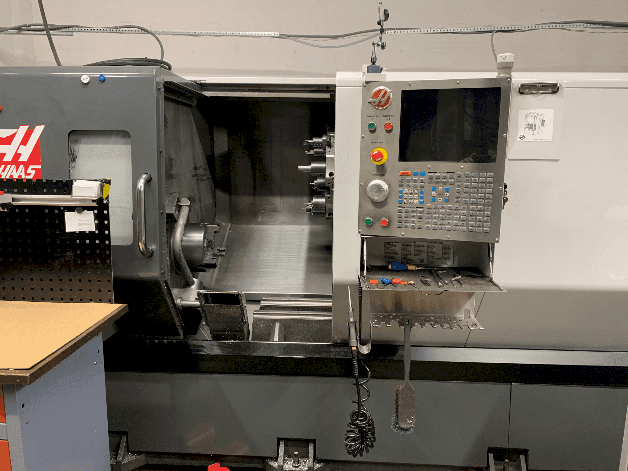 Frontansicht der HAAS ST-30Y  Maschine