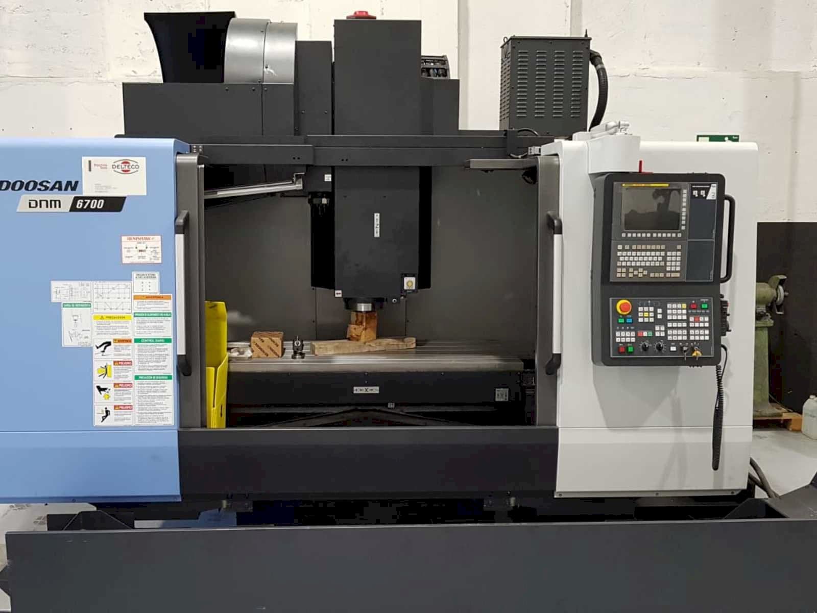 Frontansicht der Doosan DNM 6700  Maschine