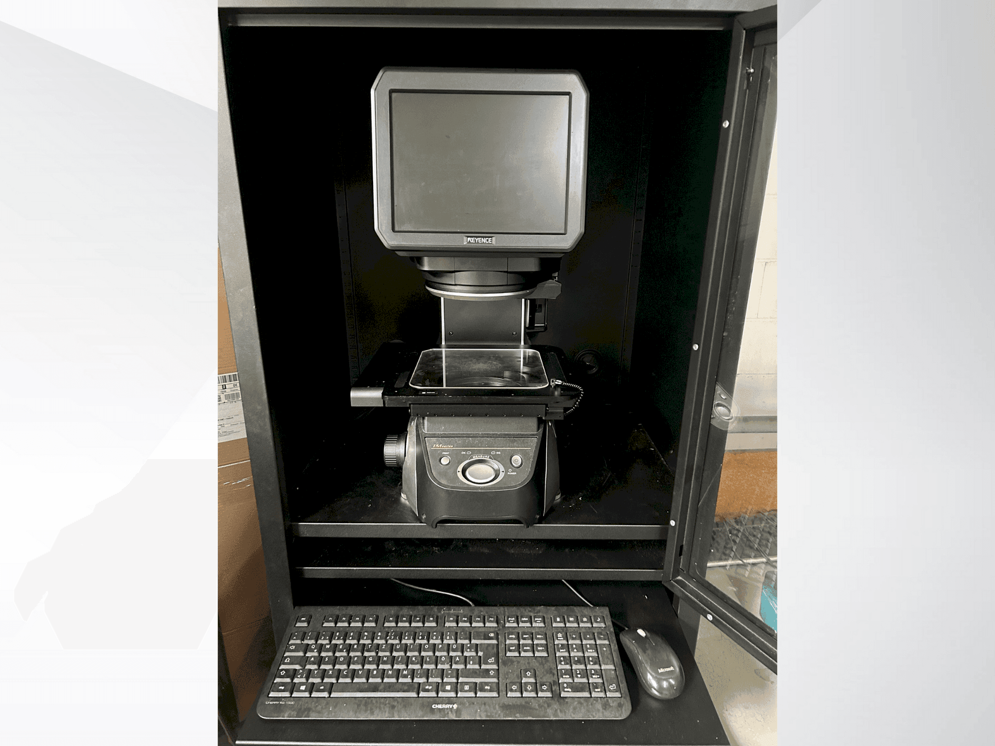 Frontansicht der KEYENCE IM 7020  Maschine
