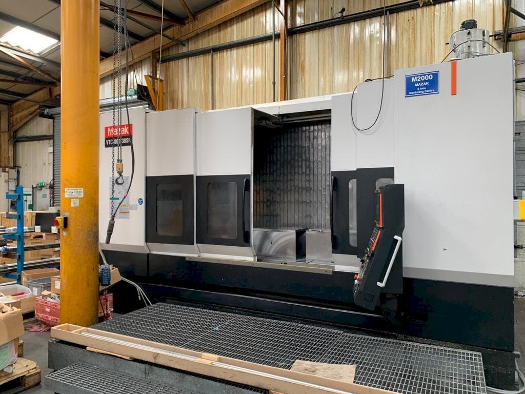 Frontansicht der Mazak VTC-800/30SR  Maschine