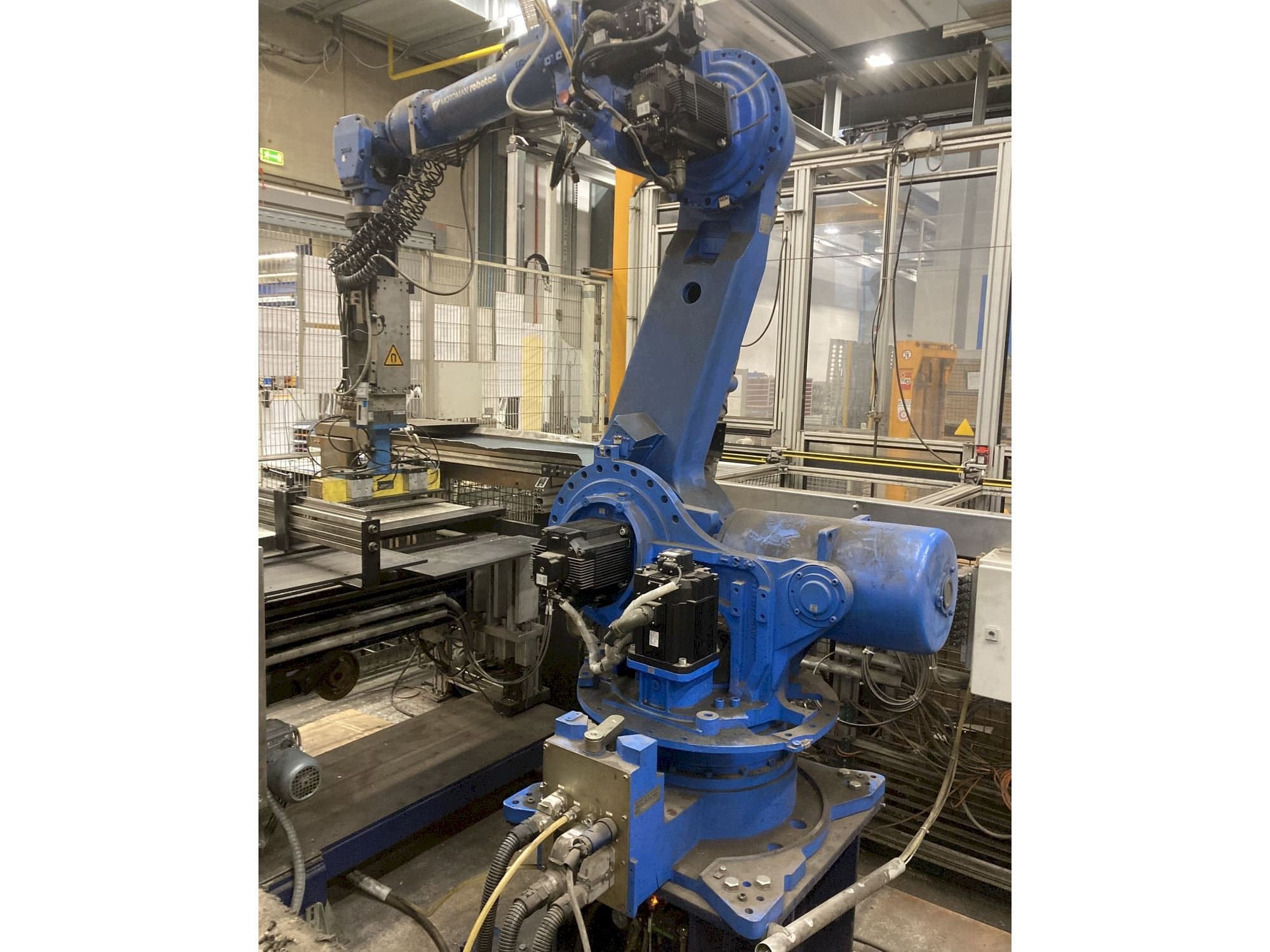 Frontansicht der Yaskawa Motoman ES165  Maschine