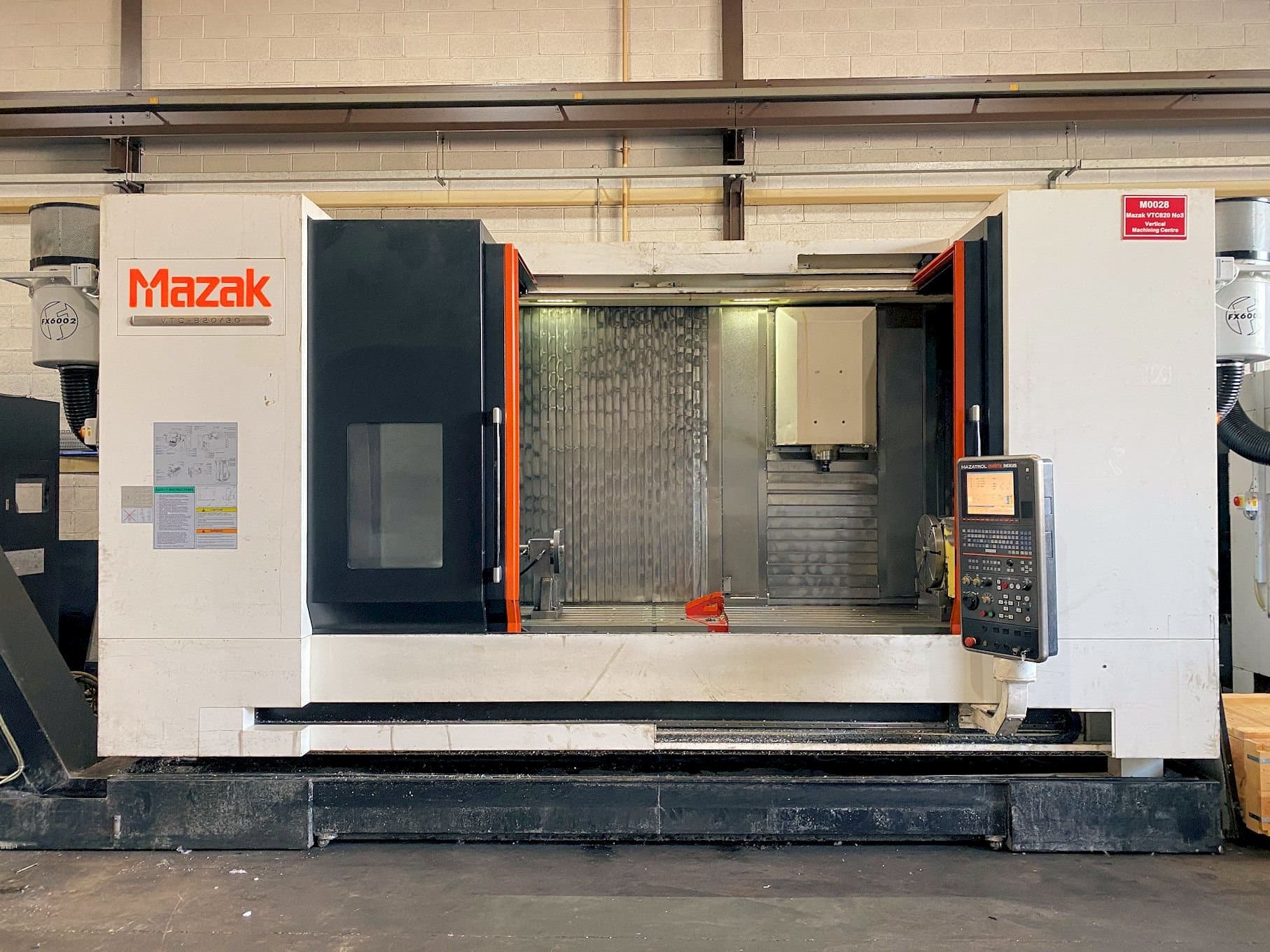 Frontansicht der Mazak VTC-820/30  Maschine