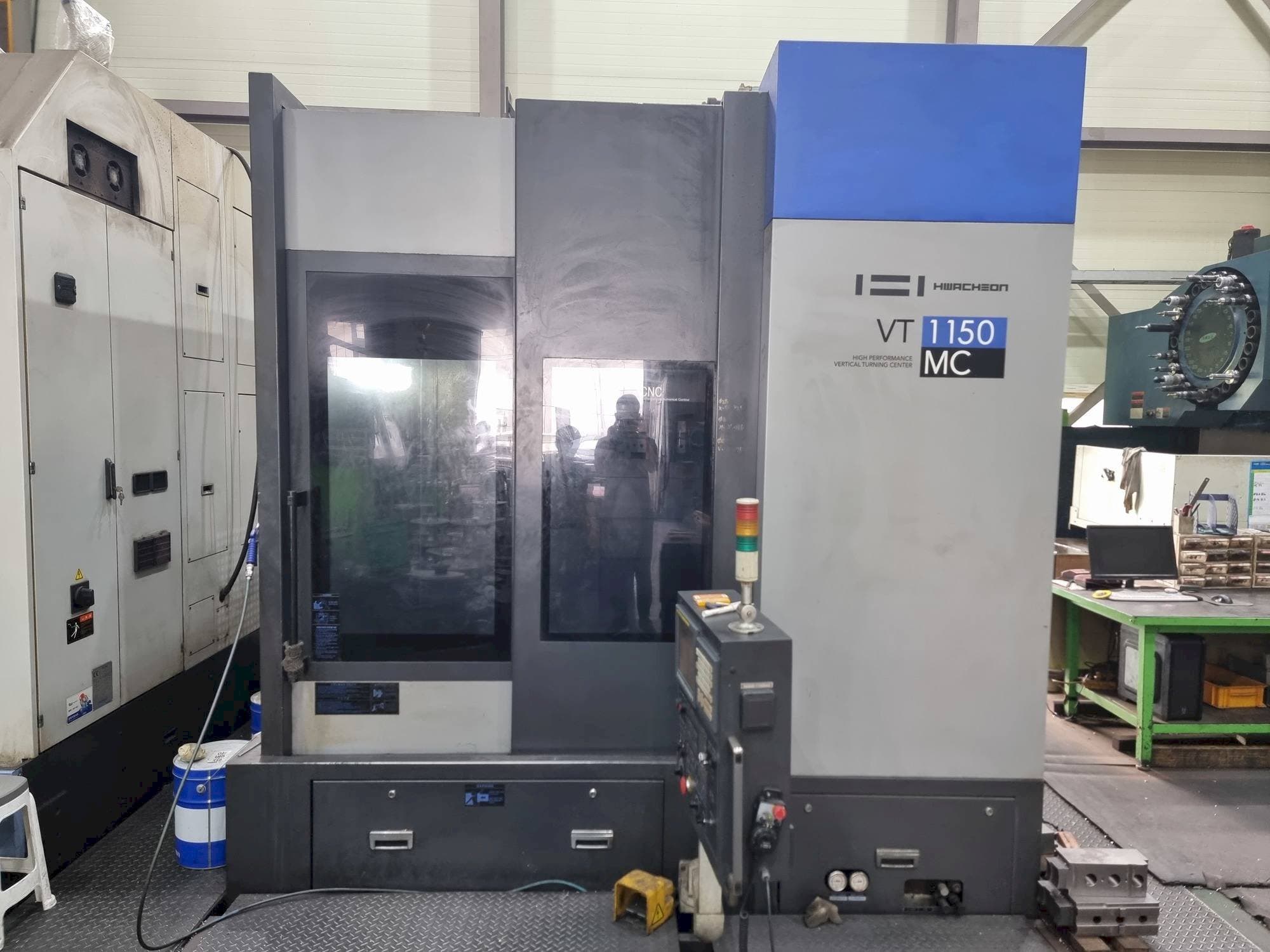Frontansicht der HWACHEON VT1150MC  Maschine