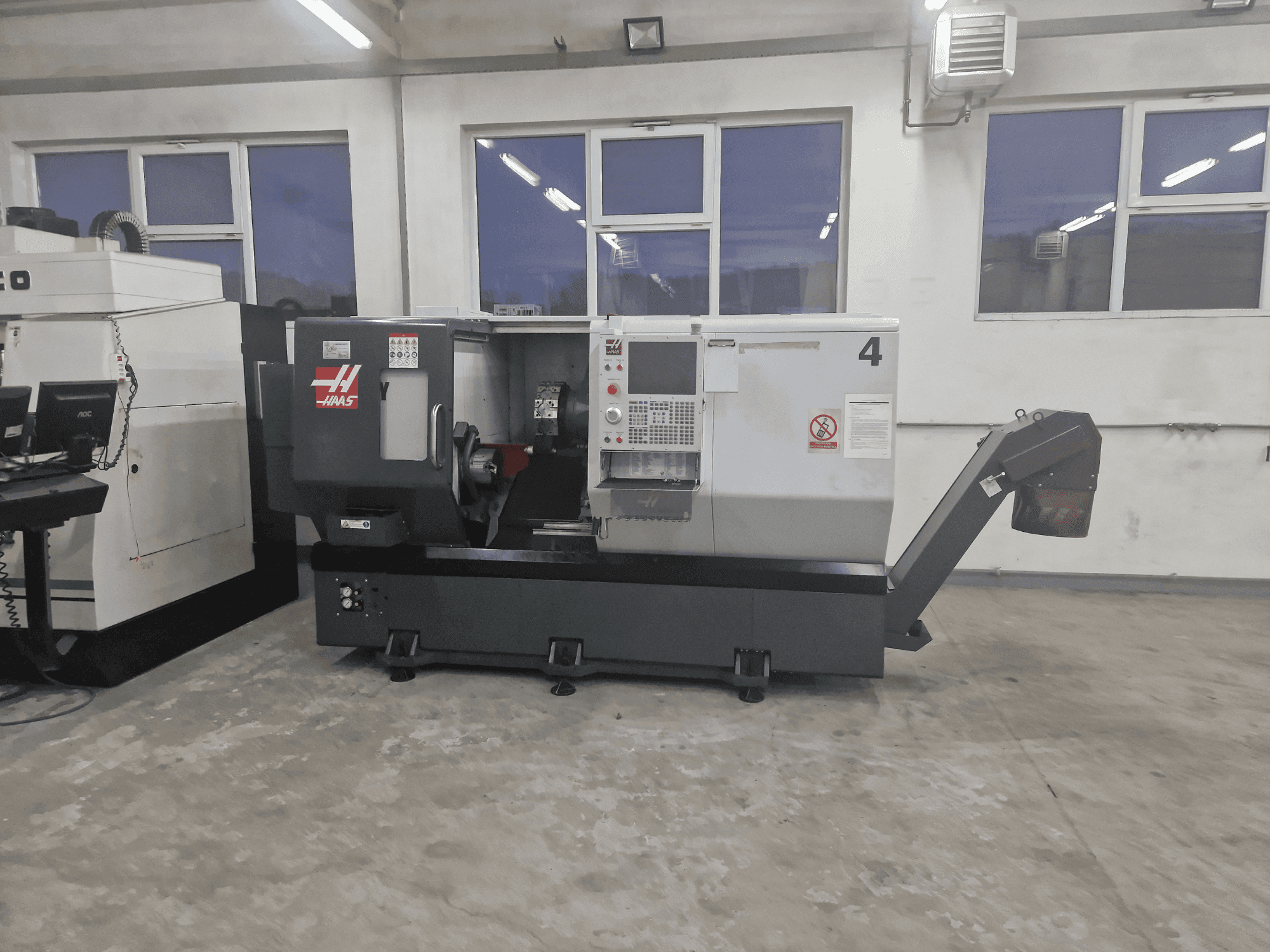 Frontansicht der HAAS ST-30Y  Maschine