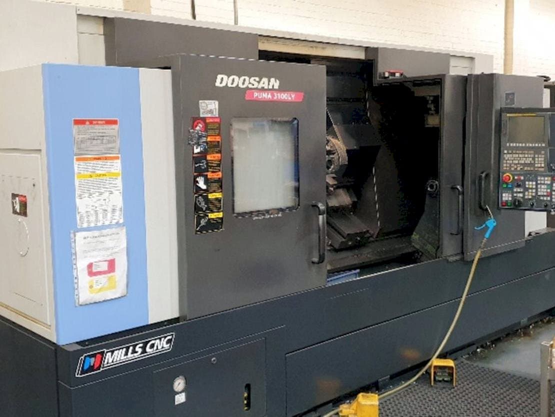 Frontansicht der Doosan Puma 3100LY  Maschine