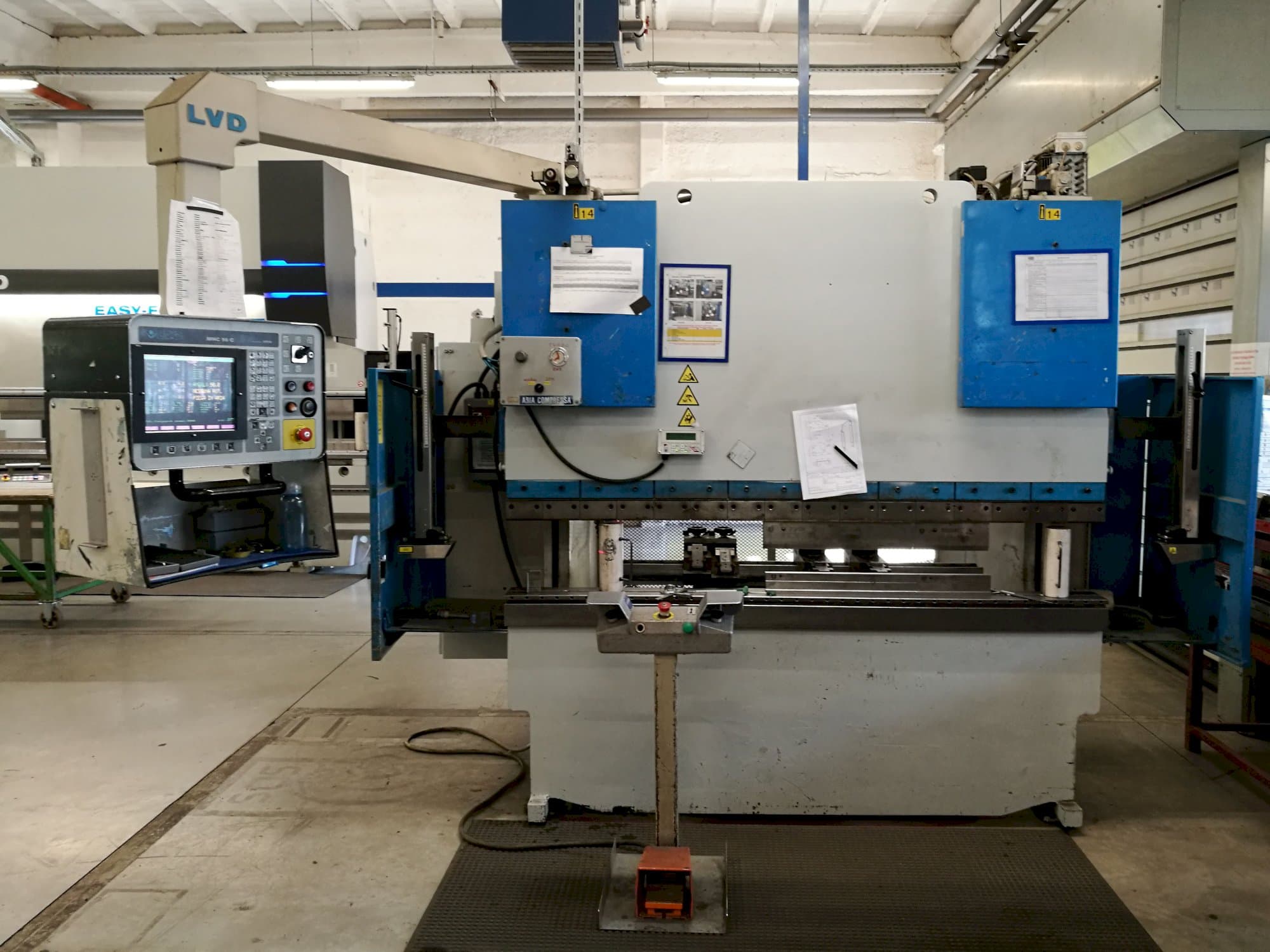 Frontansicht der LVD PPEB 50/20 MNC 95 Maschine