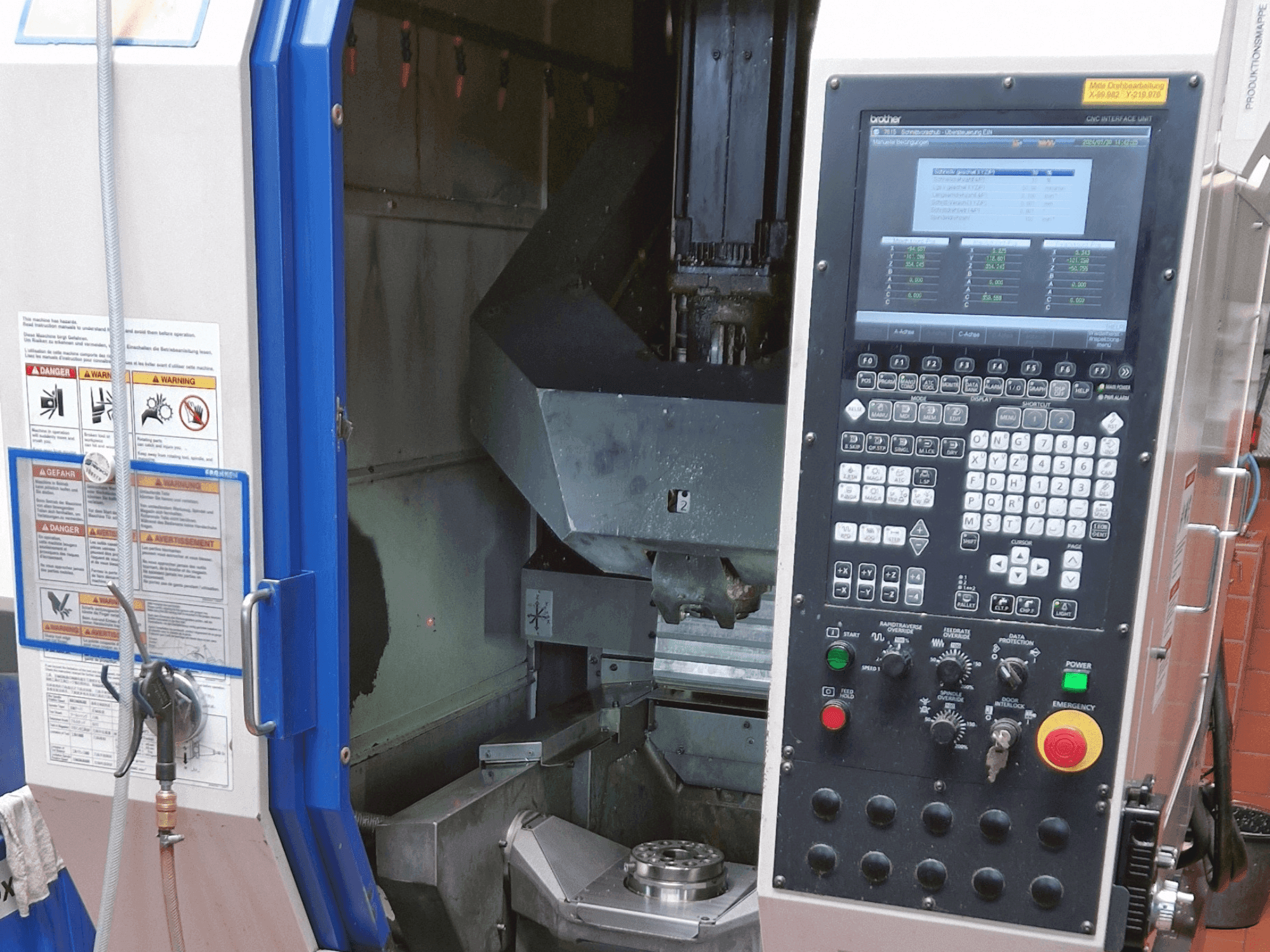 Frontansicht der Brother Speedio M140x1  Maschine