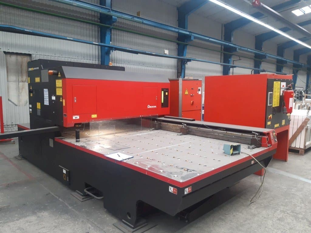 Frontansicht der AMADA LC 2415 Alpha III  Maschine