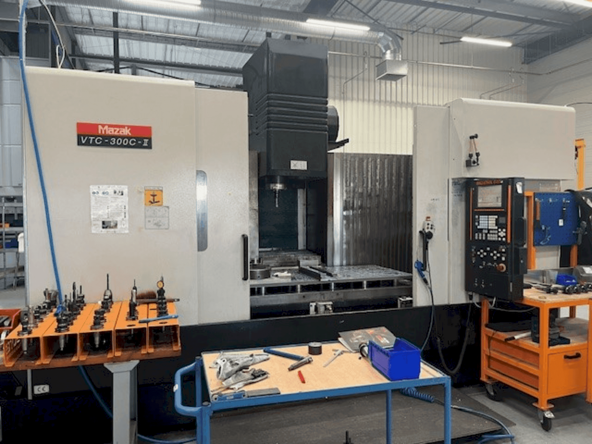 Frontansicht der Mazak VTC-300C-II  Maschine