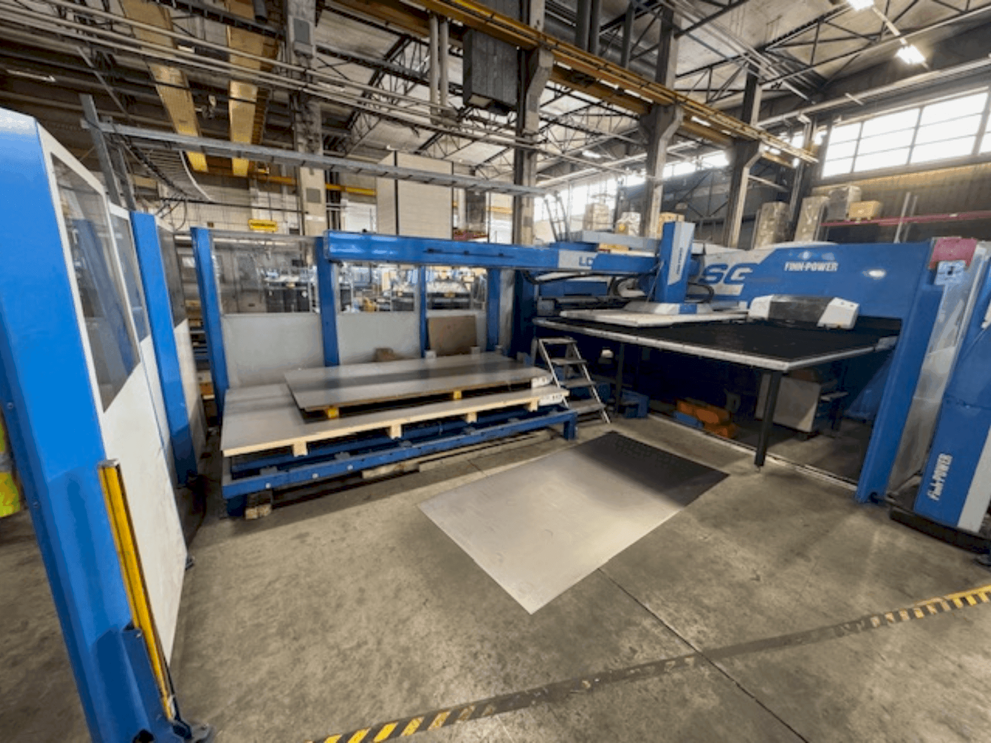 Frontansicht der Finn-Power SG-6  Maschine