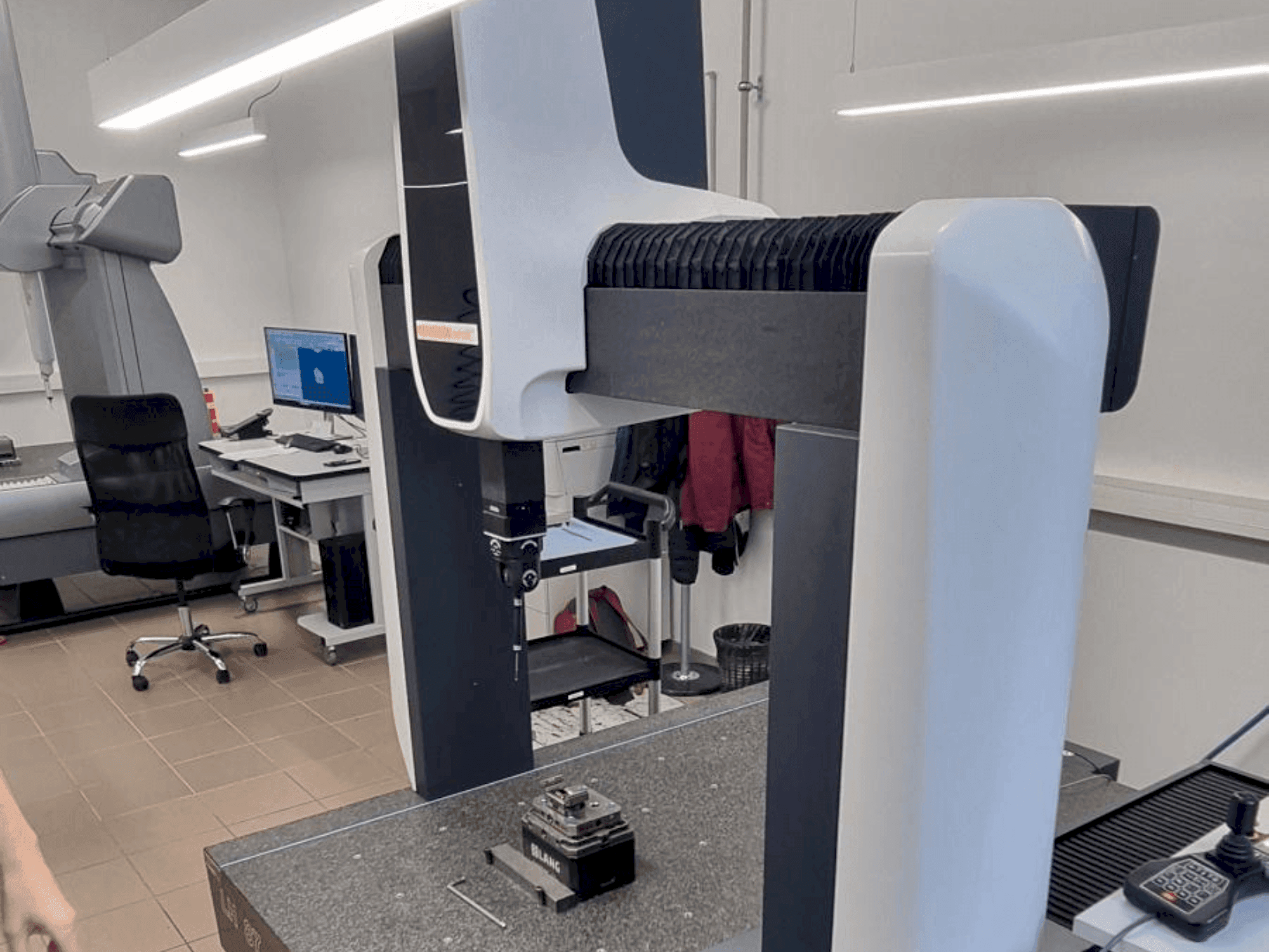 Frontansicht der Wenzel LH87  Maschine