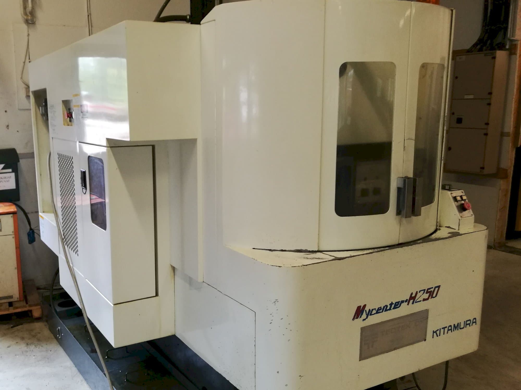 Rechte Seitenansicht der Kitamura Mycenter H250 Maschine