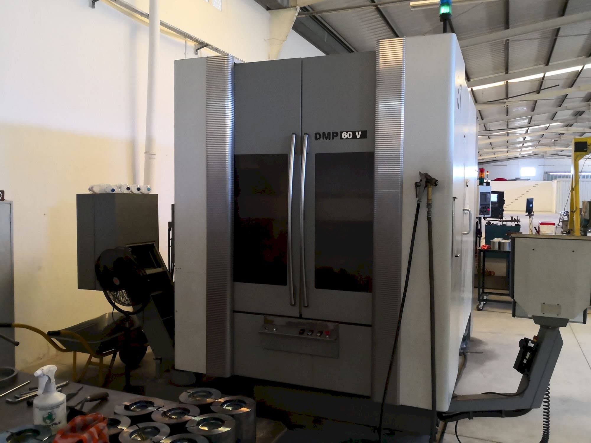 Frontansicht der DECKEL MAHO DMP 60V  Maschine