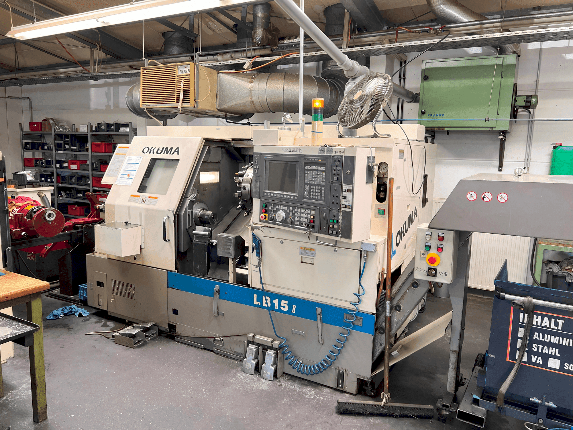 Frontansicht der Okuma LB15II Maschine