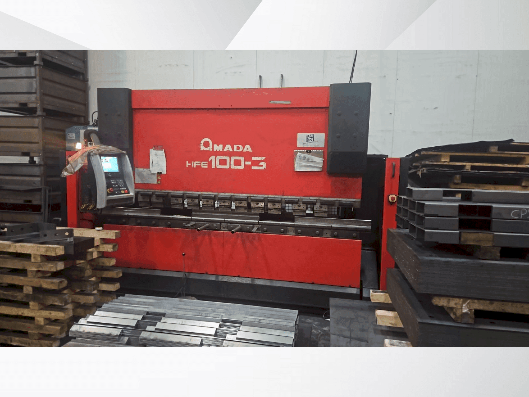 Frontansicht der AMADA HFE 100-3  Maschine