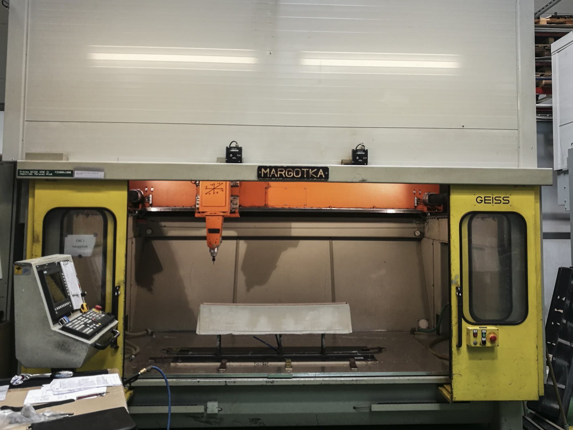 Frontansicht der GEISS FZ 2000x1000 Maschine