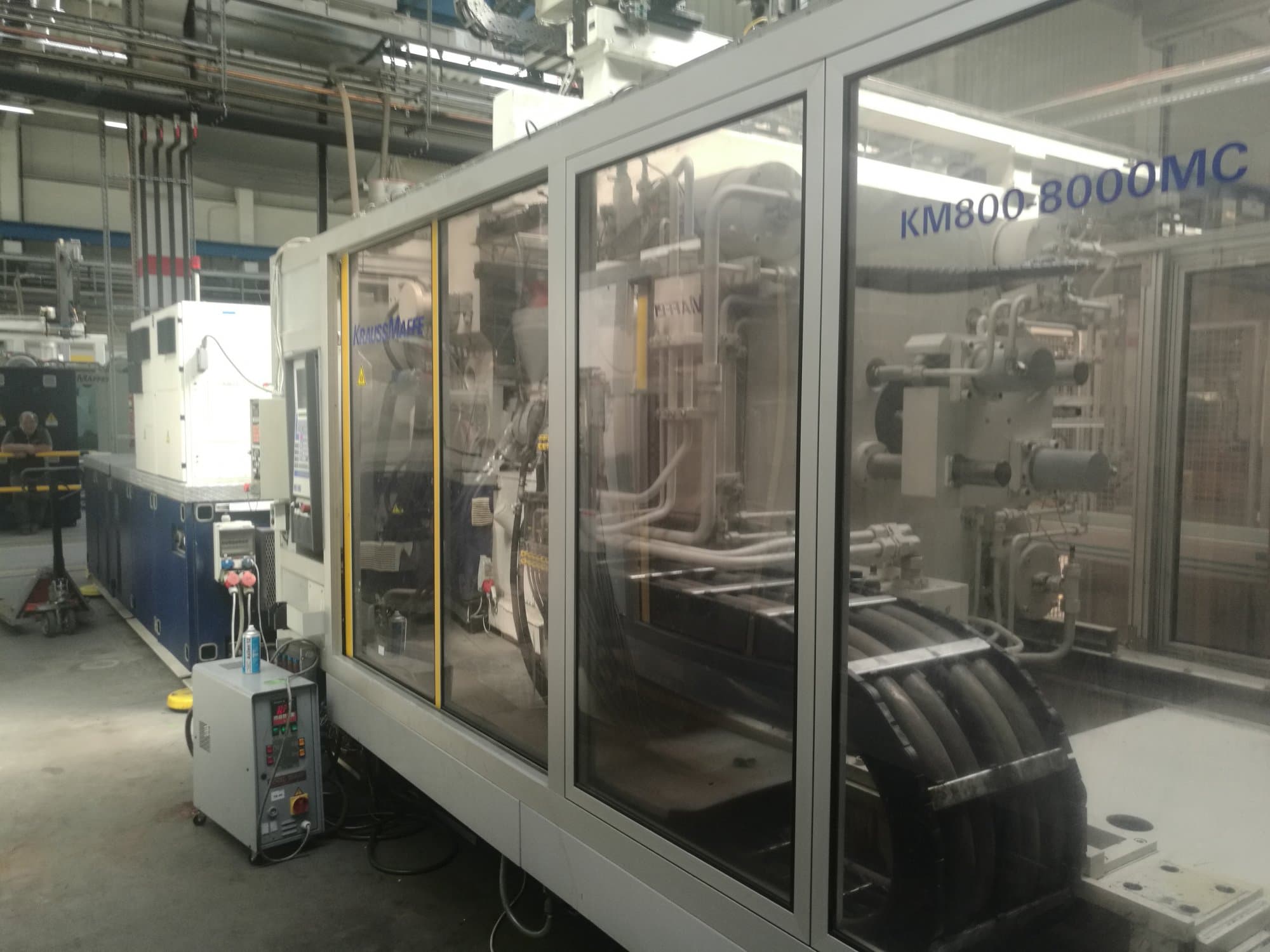 Rechte Ansicht der Krauss Maffei 800-8000 MC Maschine