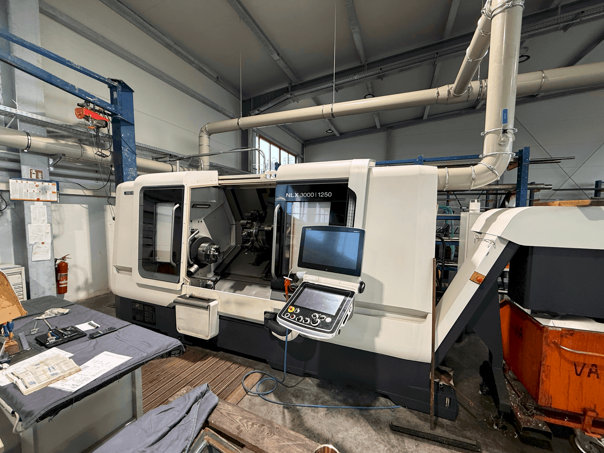 Frontansicht der DMG MORI NLX 3000 Y / 1250  Maschine