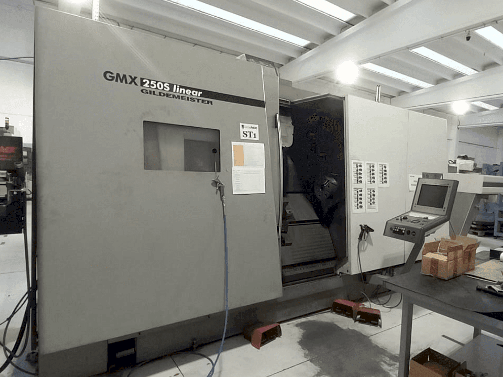 Frontansicht der Gildemeister GMX 250S Linear  Maschine