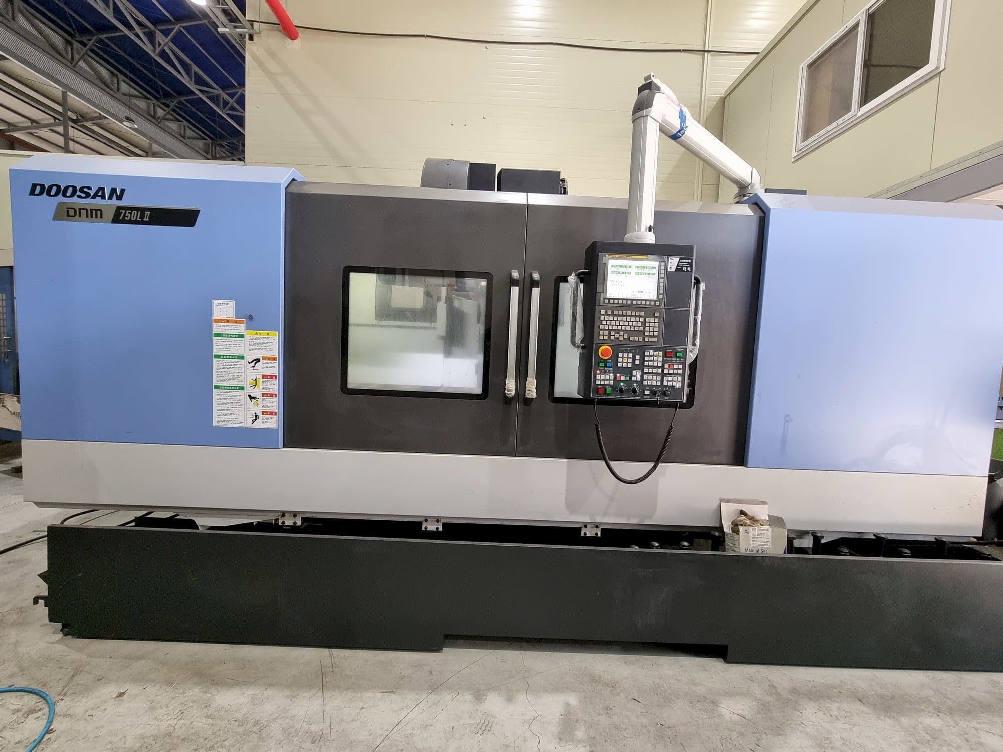 Frontansicht der Doosan DNM 750L II  Maschine