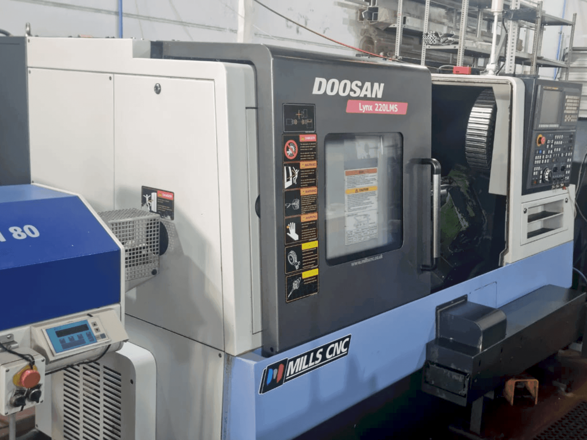 Frontansicht der DOOSAN Lynx 220 LMSA  Maschine