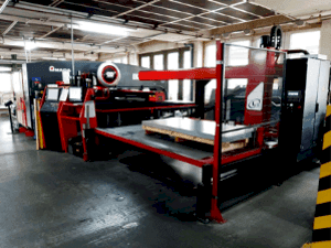 Frontansicht der AMADA EMK 3610NT  Maschine