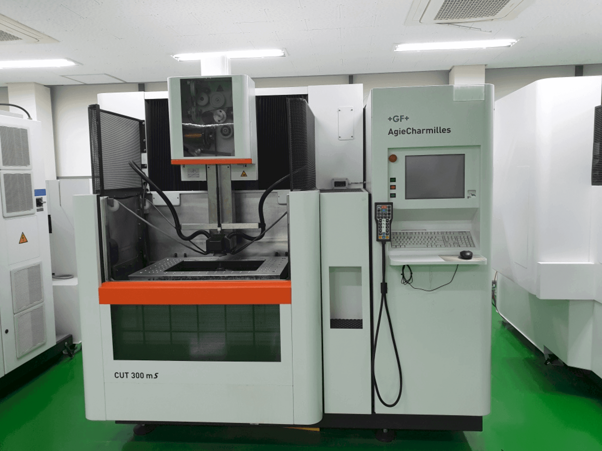 Frontansicht der AgieCharmilles CUT 300MS  Maschine