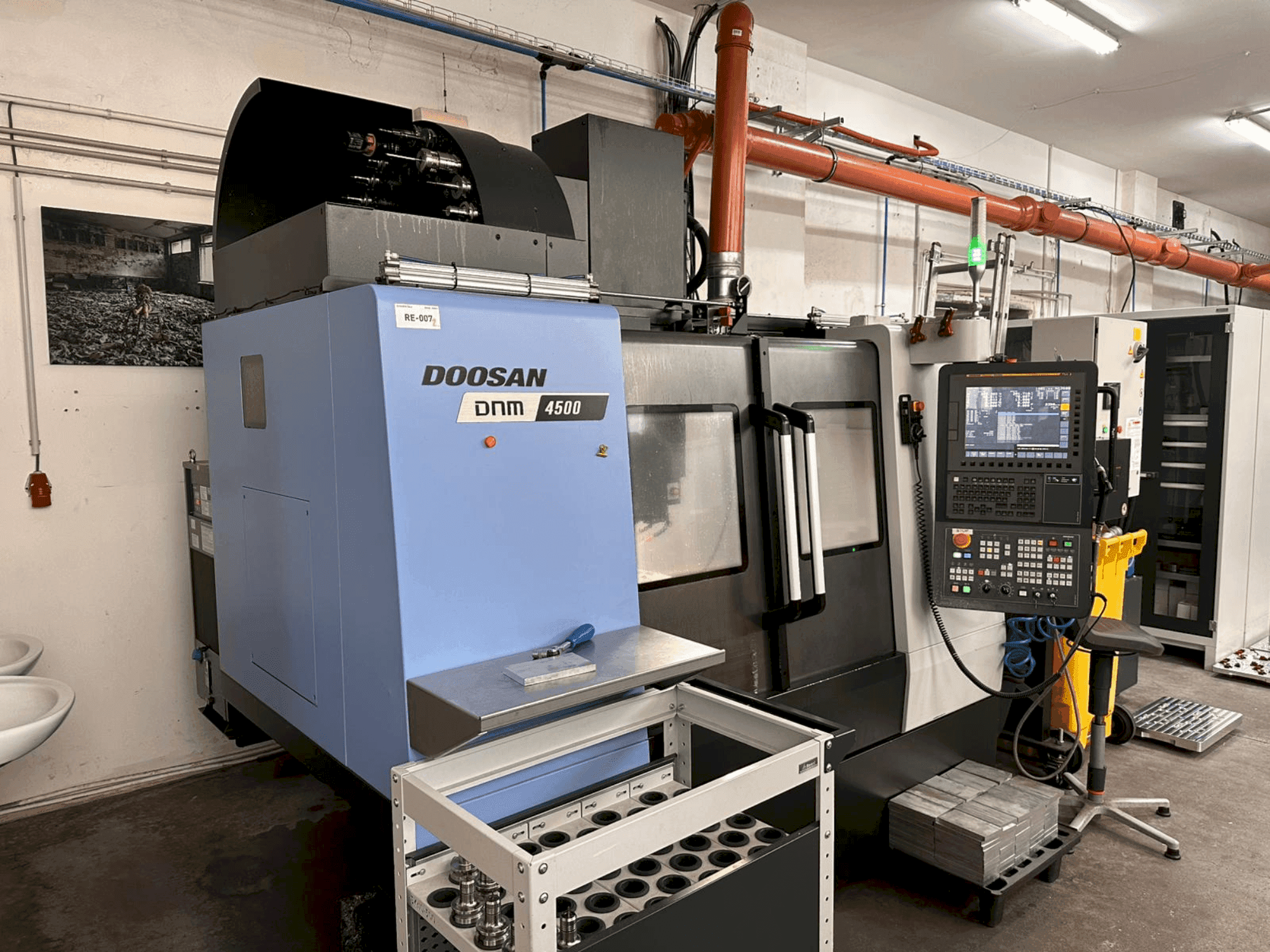 Frontansicht der DOOSAN DNM 4500  Maschine