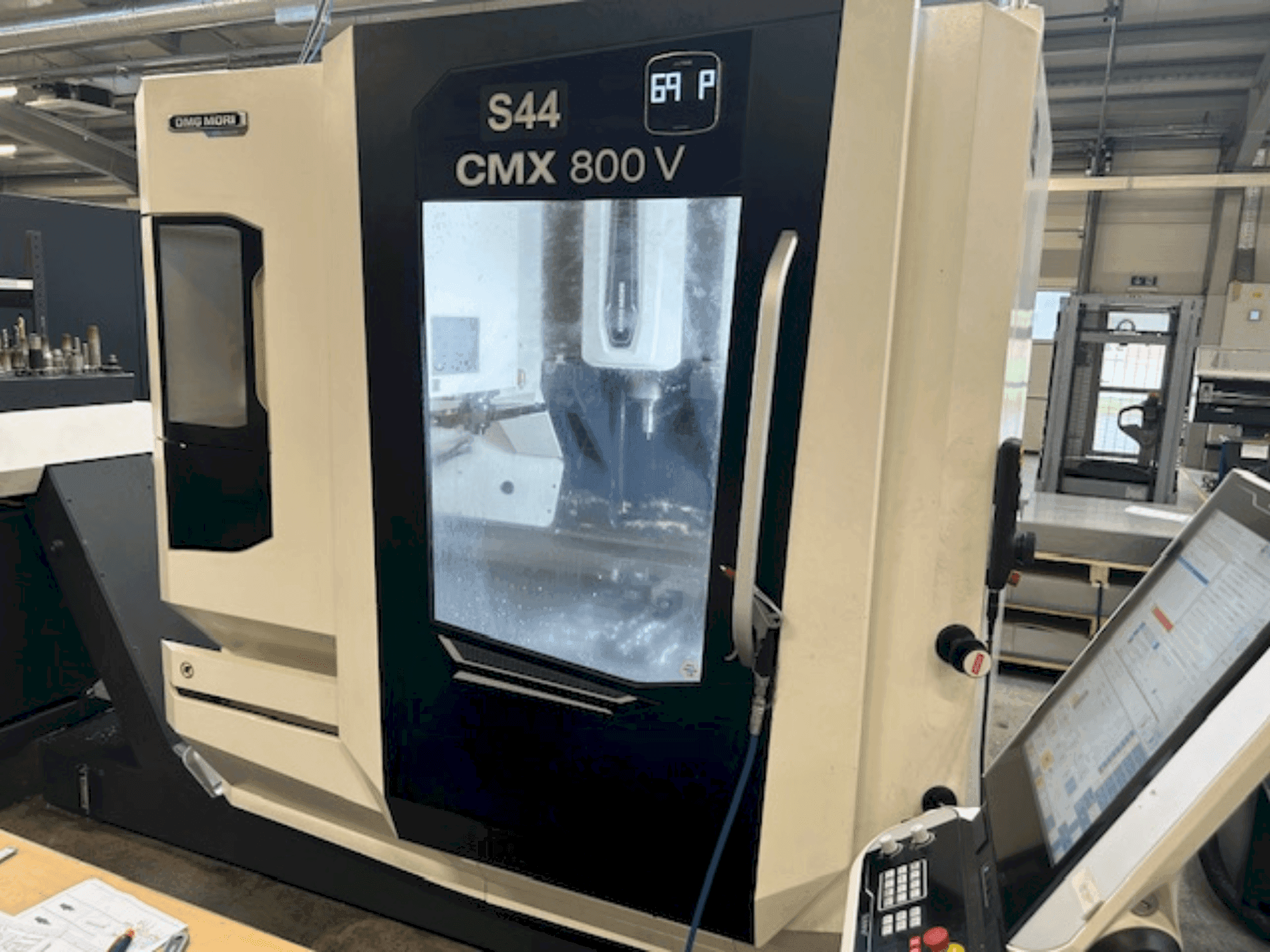 Frontansicht der DMG MORI CMX 800 V  Maschine