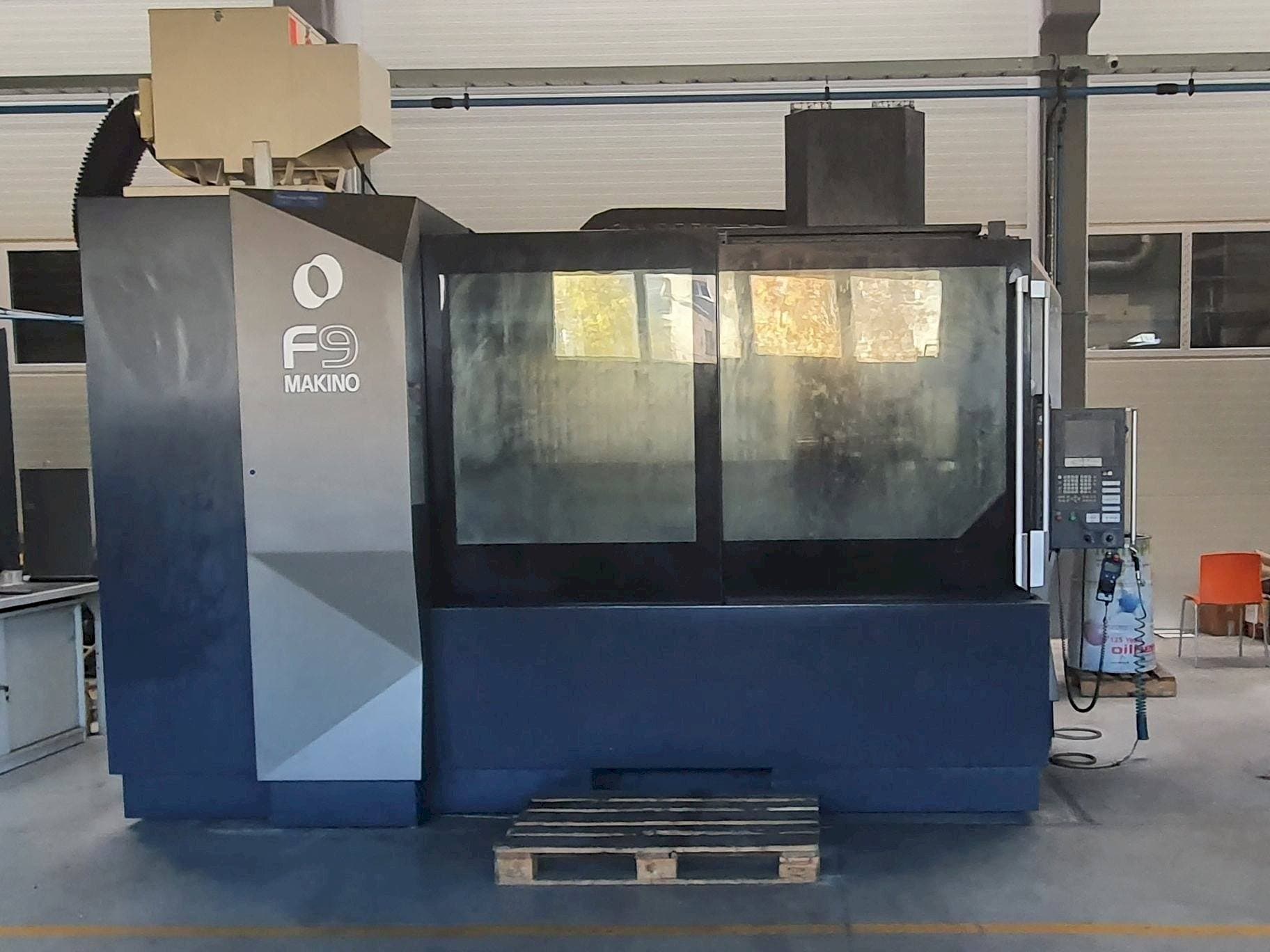 Frontansicht der Makino F9  Maschine