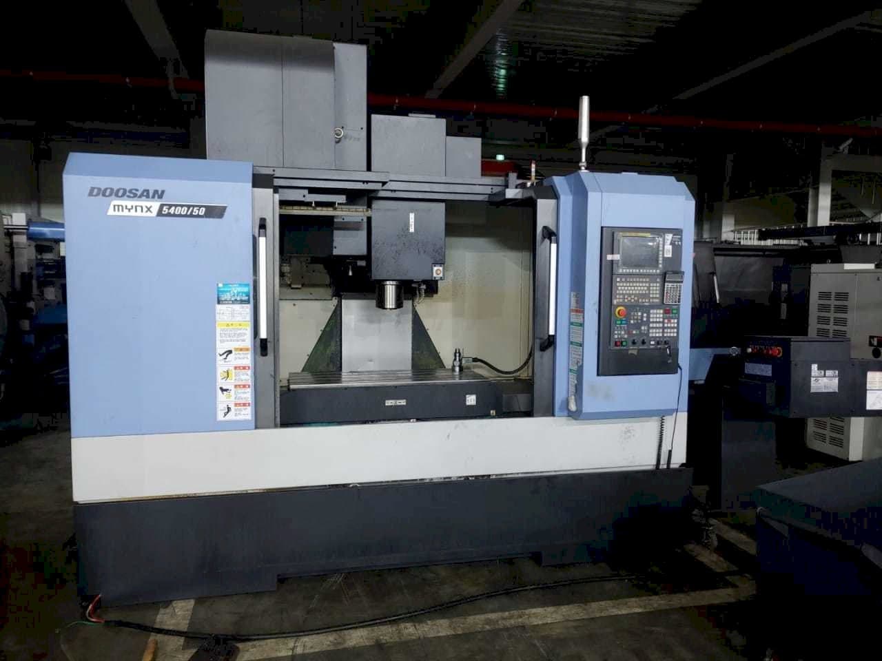 Frontansicht der Doosan MYNX 5400/50  Maschine