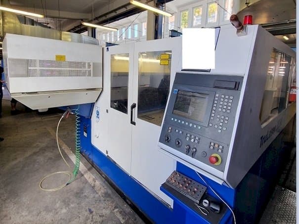 Frontansicht der Trumpf TRULASER 3030  Maschine