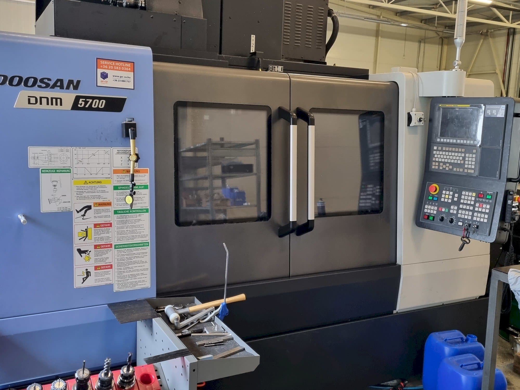 Frontansicht der DOOSAN DNM 5700  Maschine