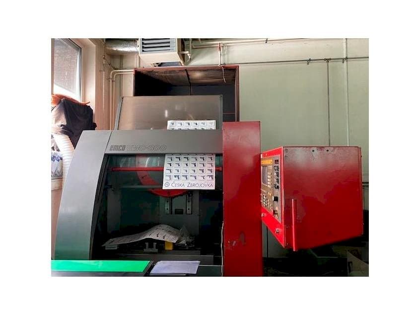 Frontansicht der EMCO VMC 300  Maschine