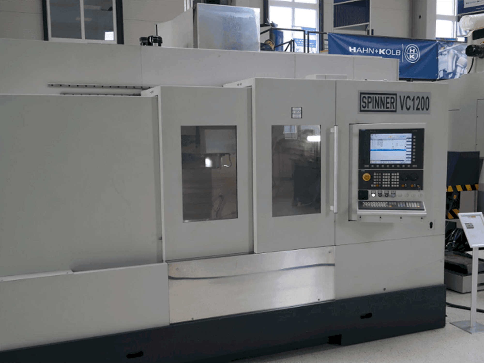 Frontansicht der SPINNER VC 1200  Maschine