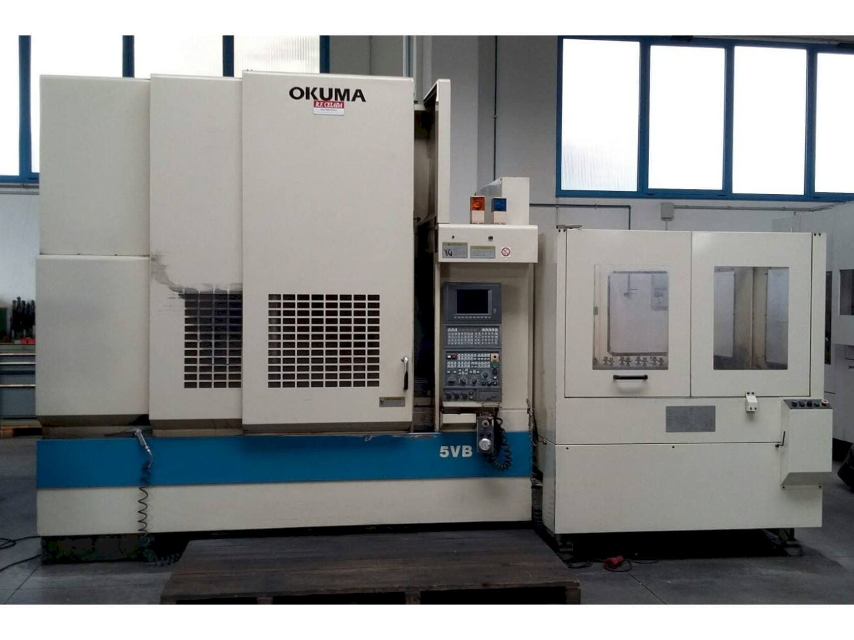 Frontansicht der Okuma MX55 VB  Maschine