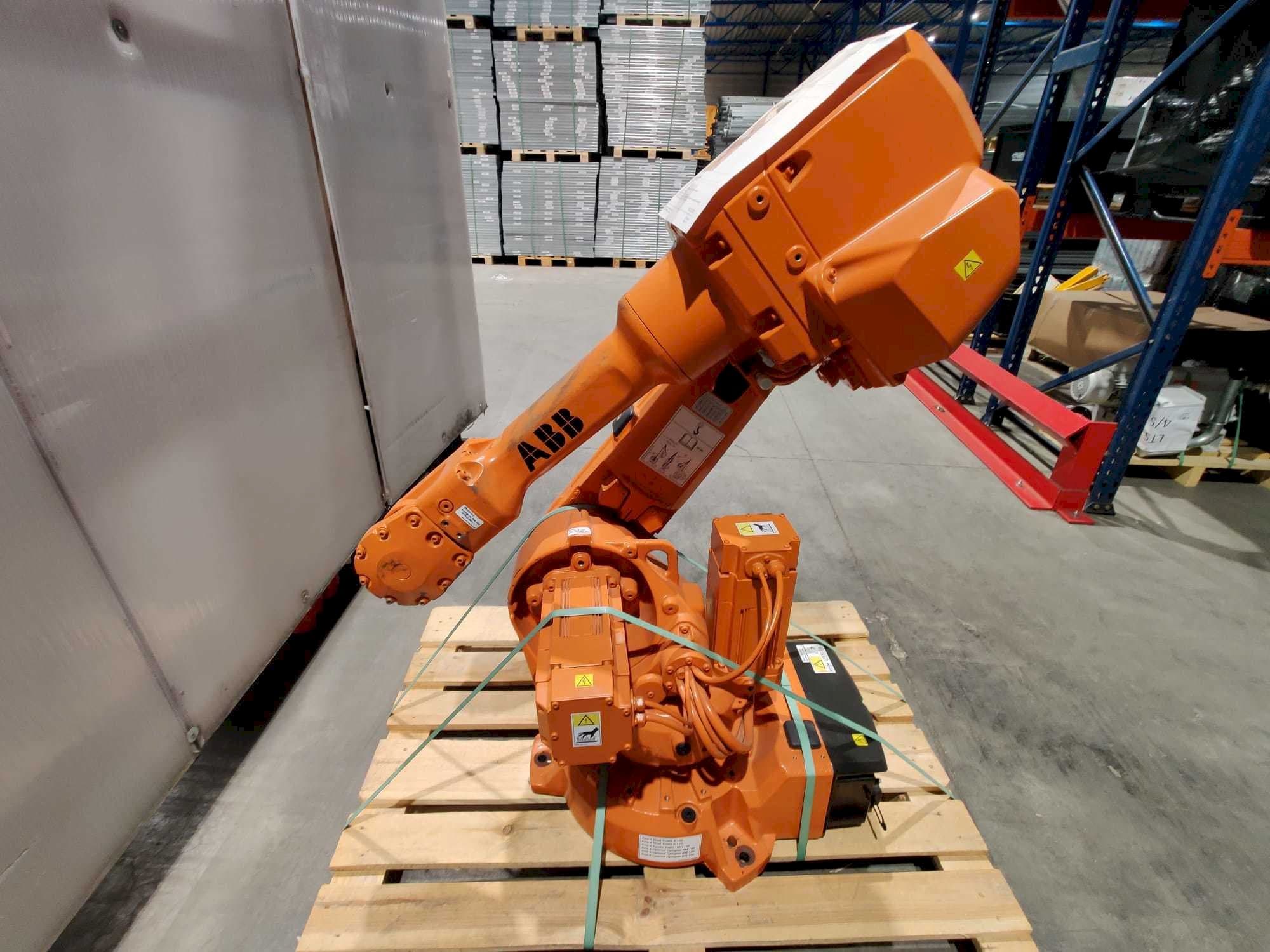 Frontansicht der ABB IRB 2600 M2004  Maschine