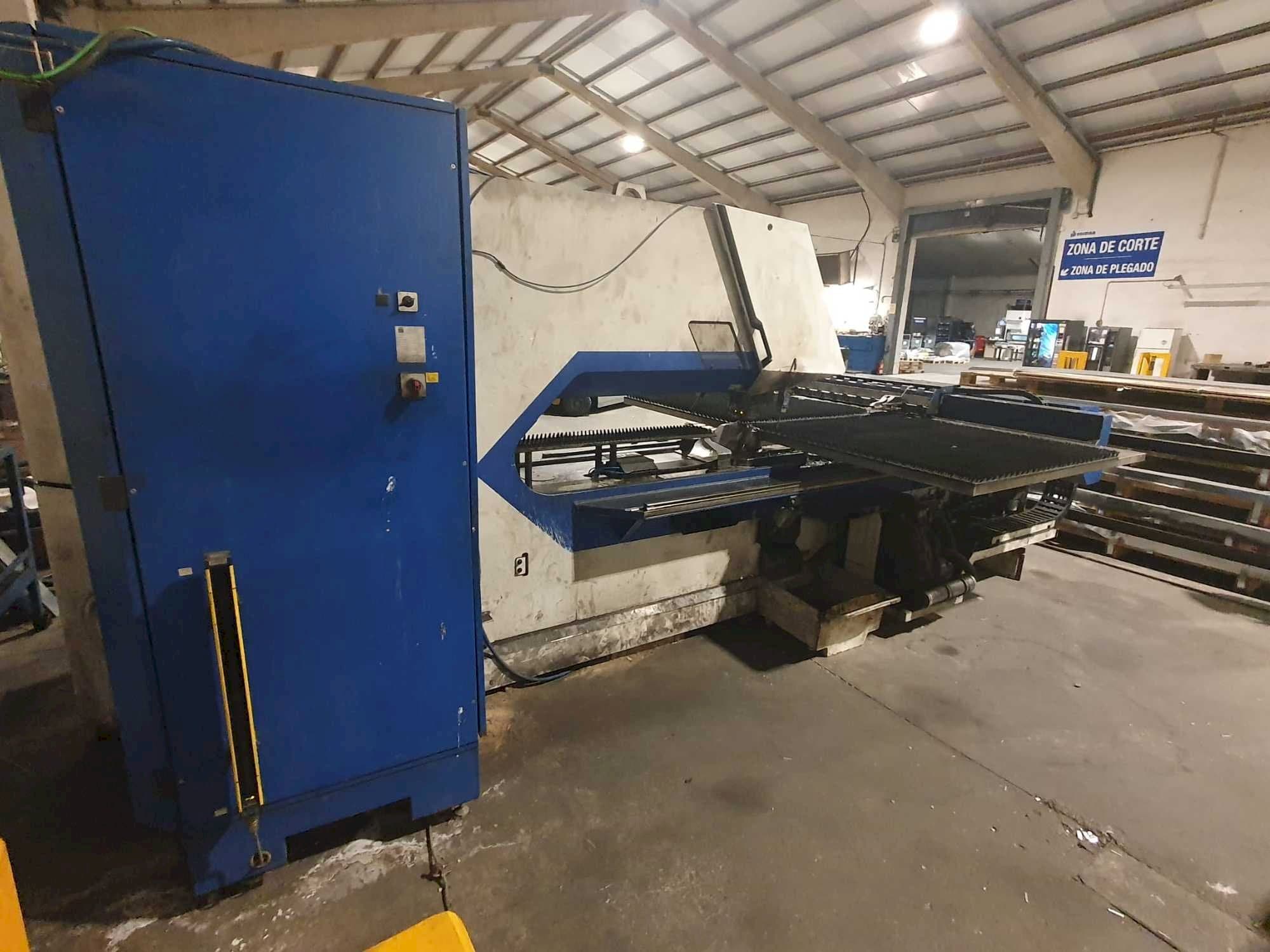 Frontansicht der TRUMPF Trumatic 2000R  Maschine