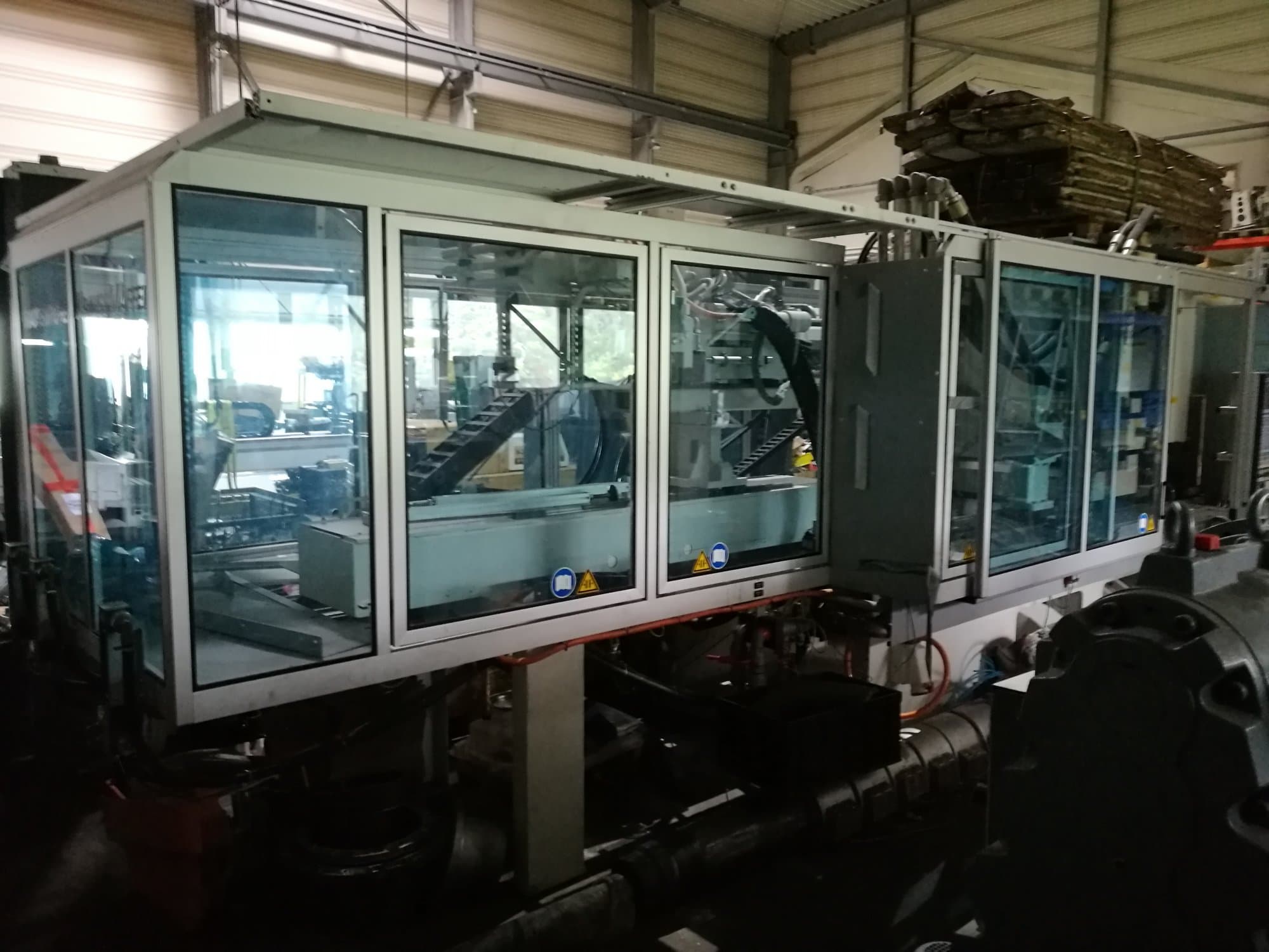 Frontansicht der Krauss Maffei 280-700-700 C3 Twin Maschine