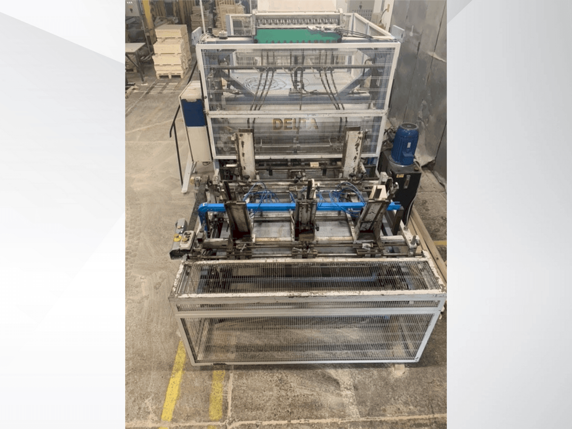 Frontansicht der DELTA pallet nailing machine line  Maschine