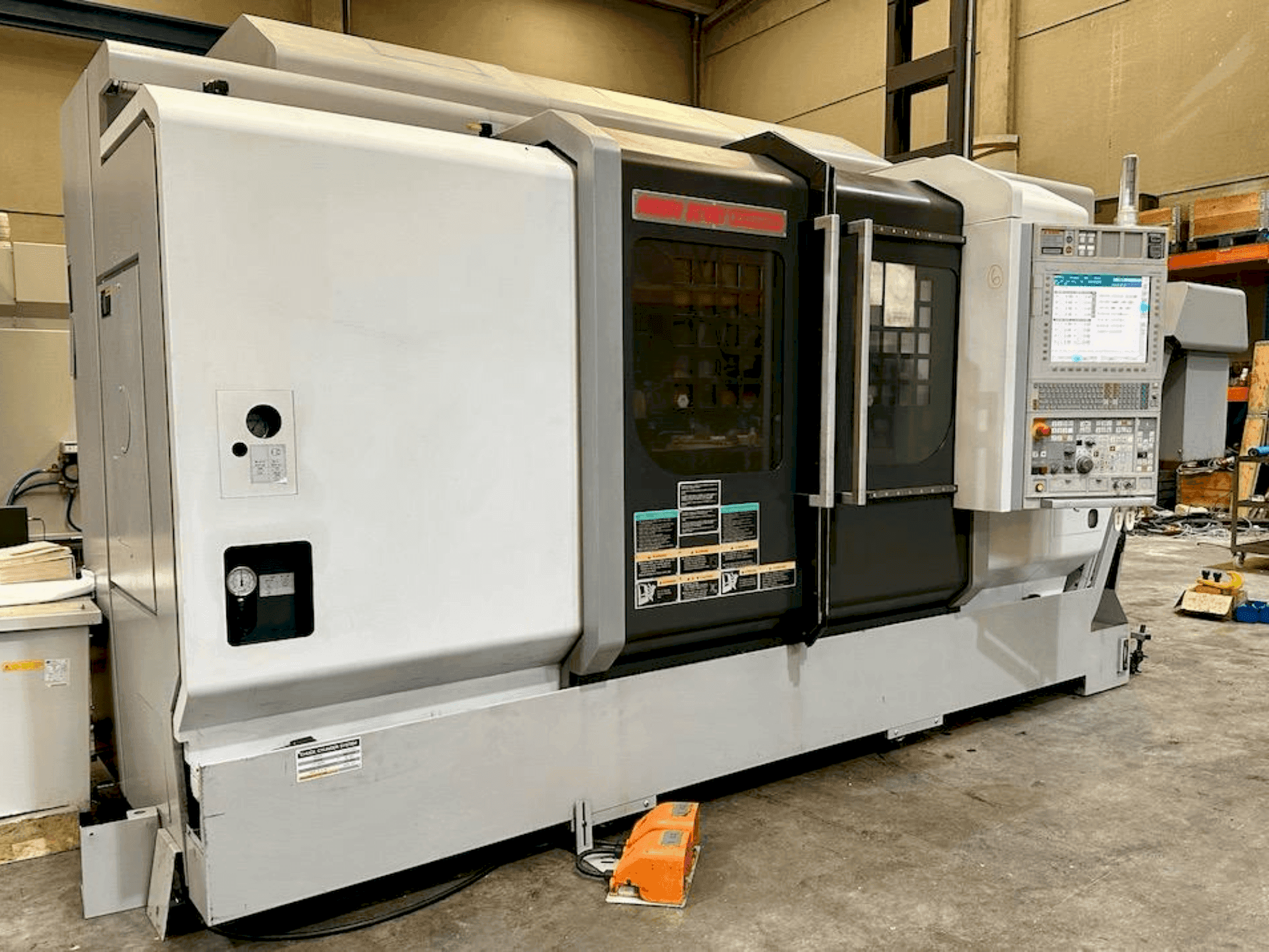 Frontansicht der MORI SEIKI NZX 2500/1000Y  Maschine